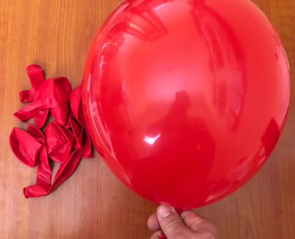 Globos de latex 12" Rojo mates's foto | Milán Roches |  BizneCubano