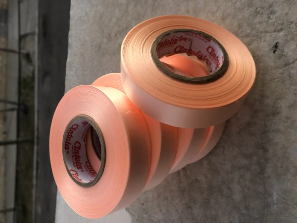 Rollo de cinta decorativa salmon's foto | Milán Roches |  BizneCubano