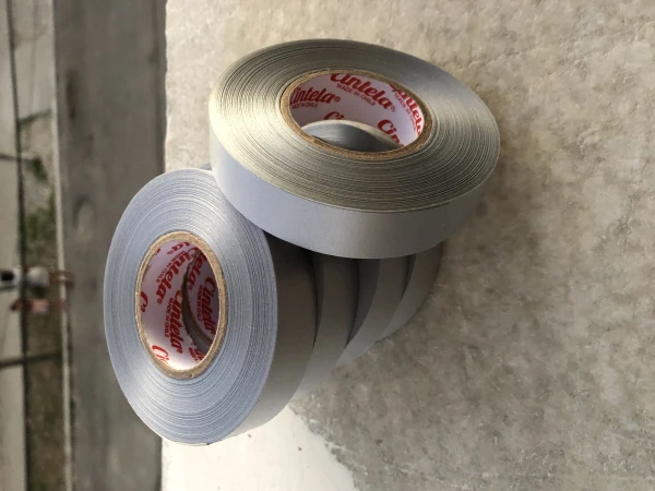 Rollo de cinta decorativa Plateado's foto | Milán Roches |  BizneCubano