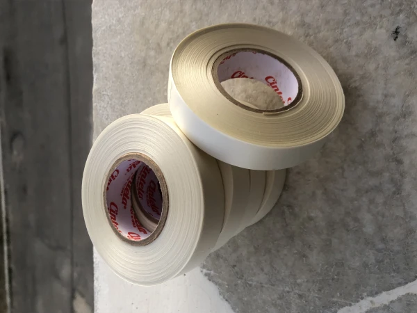 Rollo de cinta decorativa gris's foto | Milán Roches |  BizneCubano