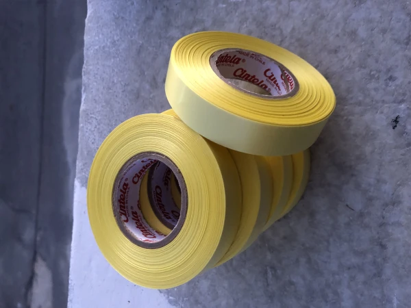 Rollo de cinta decorativa amarillo's foto | Milán Roches |  BizneCubano