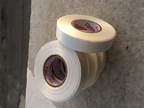 Rollo de cinta decorativa Blanco's foto | Milán Roches |  BizneCubano