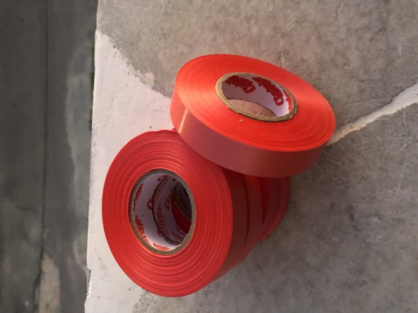 Rollo de cinta decorativa Rojo's foto | Milán Roches |  BizneCubano