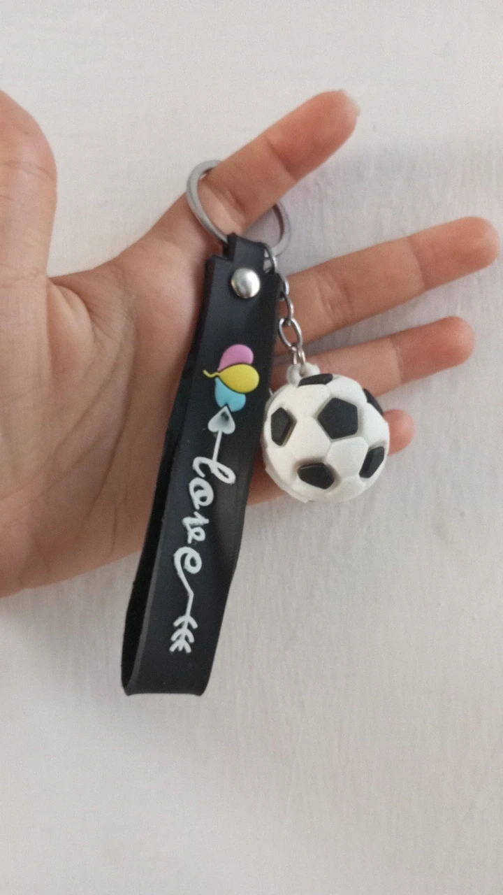 Llavero de Goma Pelota Negra's foto | Milán Roches |  BizneCubano
